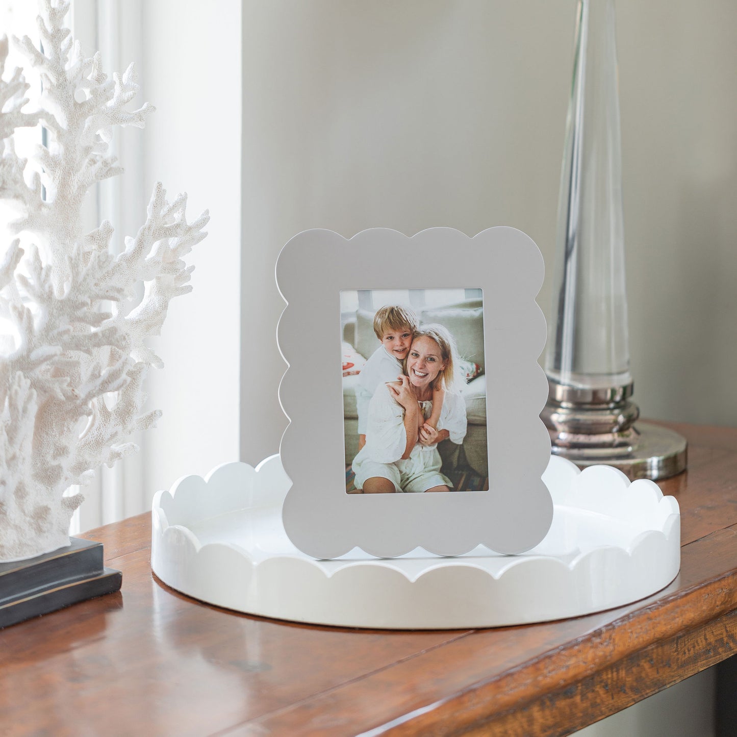 White Round Medium Lacquered Scallop Tray